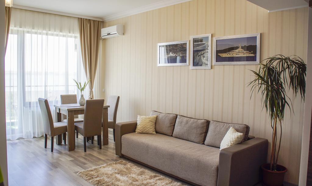 Summerland Beach Privilege Apartment Mamaia Bagian luar foto